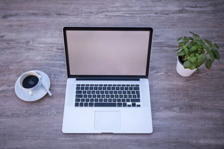 Sådan guider online oversigter dig til de bedste webshops